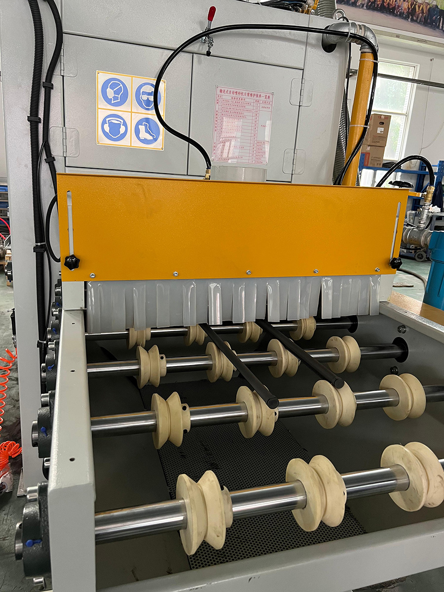 输送式双面自动喷砂机